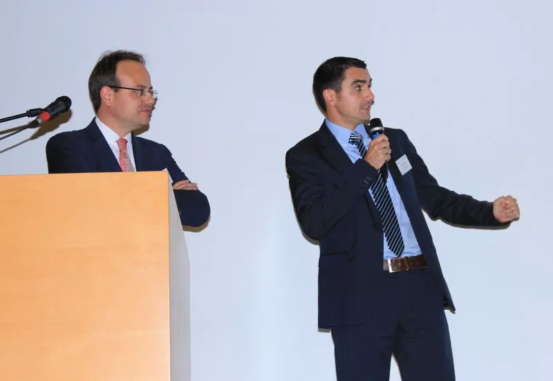 Der Ökonom Christian Radons (links) und Sozialamtsleiter René Lippert verfolgen interessiert die Abstimmungsergebnisse auf der Leinwand.(Foto: Erich Ruhl-Bady)